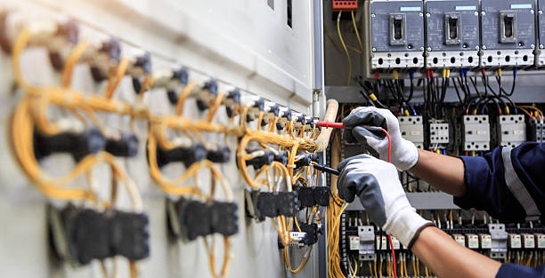 Professional Electrician technician working in Findlay, OH